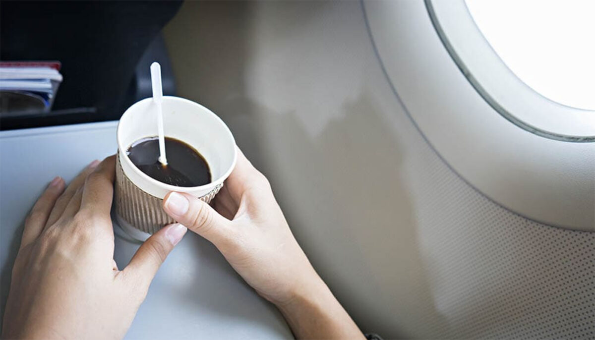 Ce conțin, de fapt, ceaiul și cafeaua din avioane. O fostă stewardesă avertizează: „Nu comandați așa ceva!”