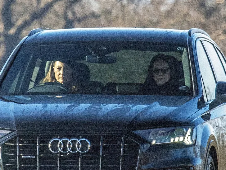 Kate Middleton și mama ei vitregă, prima apariție după operație. SUrsa: TMZ