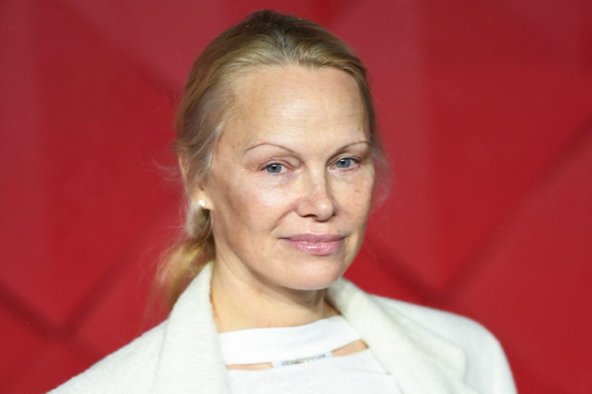 Imagine Stire Cum arată Pamela Anderson fără niciun strop de machiaj la 56 de ani. Cea mai recentă ședință FOTO i-a lăsat mască pe fani | 2review.ro