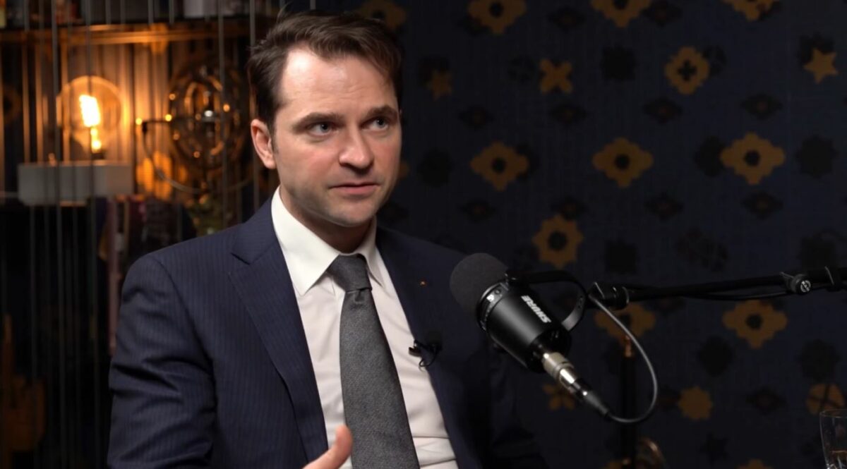 Imagine Stire Sebastian Burduja, abordare plină de umor privind bătălia pentru scaunul de primar. Filmarea care s-a viralizat rapid! | 2review.ro