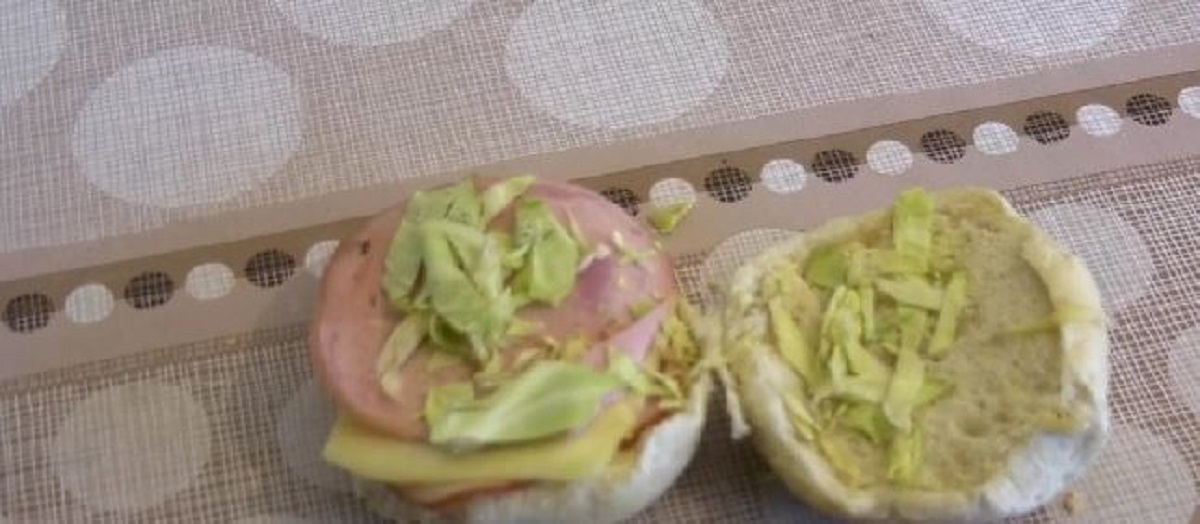 De-a dreptul scârbos! Ce a descoperit un elev într-un sandviş primit de la şcoală? A ajuns de urgenţă la spital