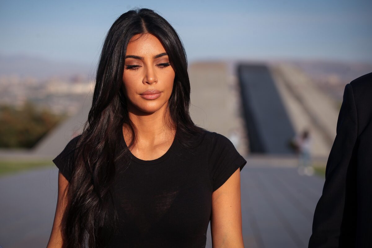 Imagine Stire Kim Kardashian, dată în judecată de compania celebrului Donald Judd! Vedeta este acum bună de plată | 2review.ro