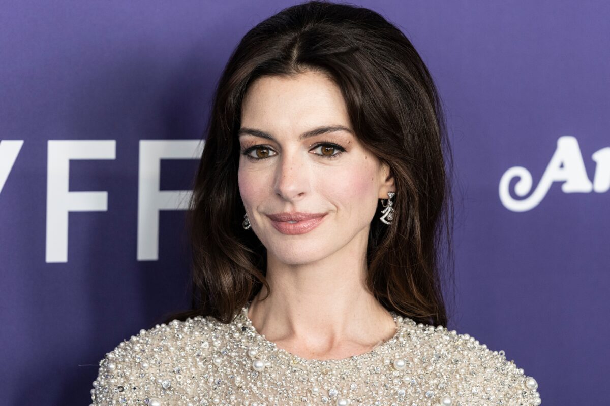 Imagine Stire Durerea din spatele zâmbetului perfect al actriței Anne Hathaway. Vedeta de la Hollywood a pierdut o sarcină în timp ce juca rolul unei gravide. „Trebuia să nasc pe scenă în fiecare seară” | 2review.ro