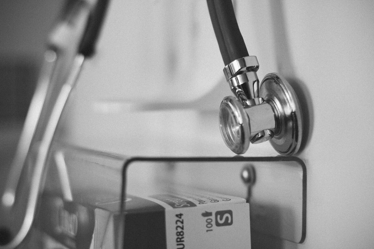 Caz ireal într-un centru din Argeș! Un adolescent de 16 ani acuză că ar fi fost bătut crunt de o asistentă medicală. De la ce ar fi pornit totul, de fapt