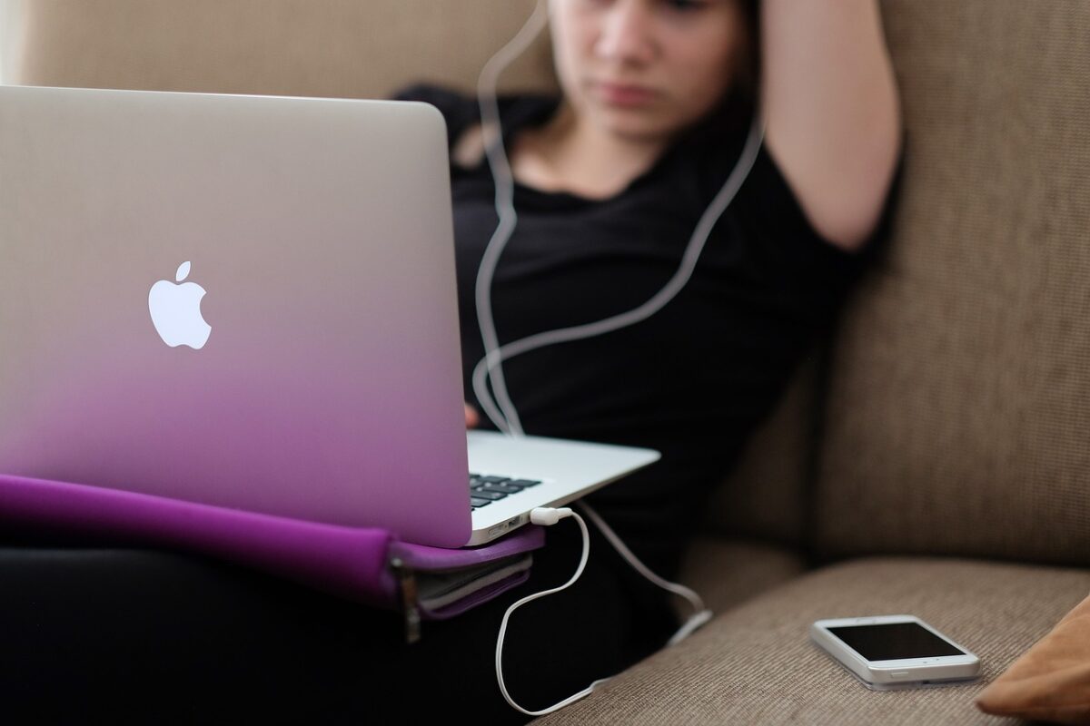 Record în rândul înșelătoriilor online! O tânără din România i-a trimis unui ”prinț nigerian” jumătate de milion de euro