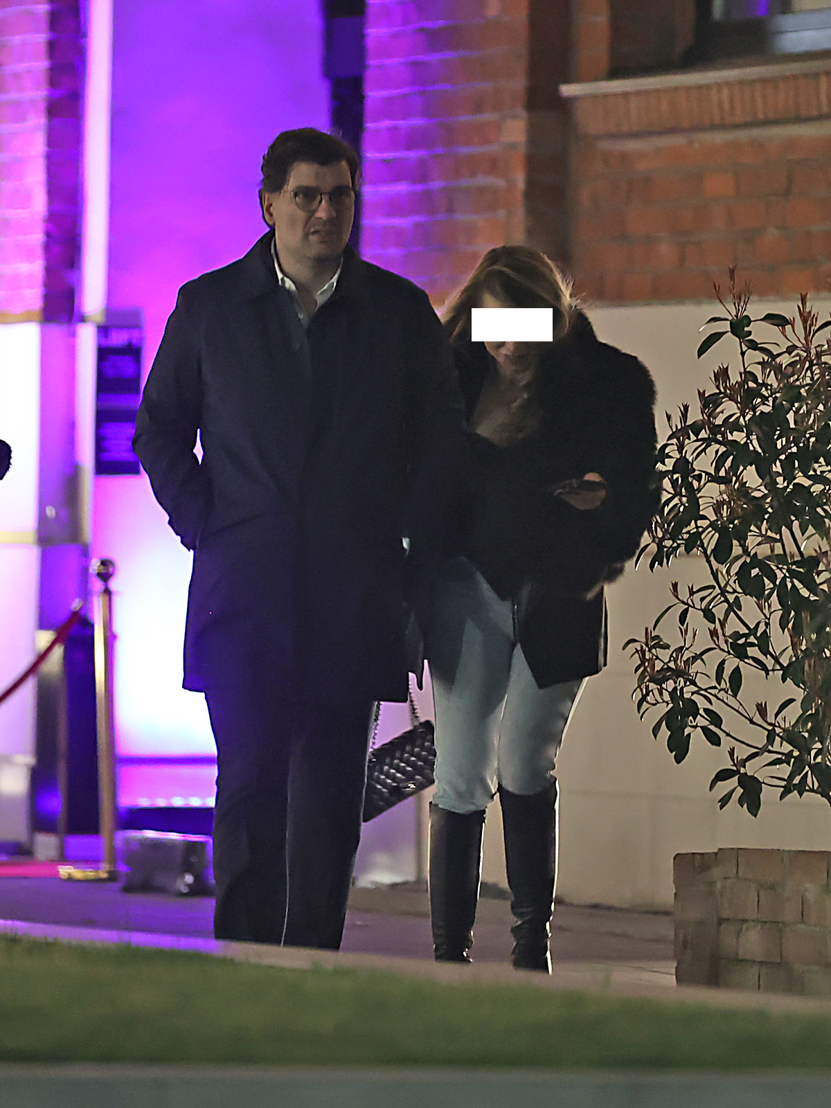 Cei doi pleacă din local