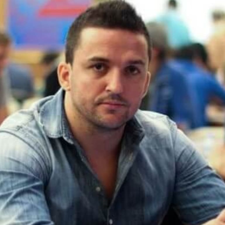 Toni Județ trebuie să stea trei luni departe de mama copilului său