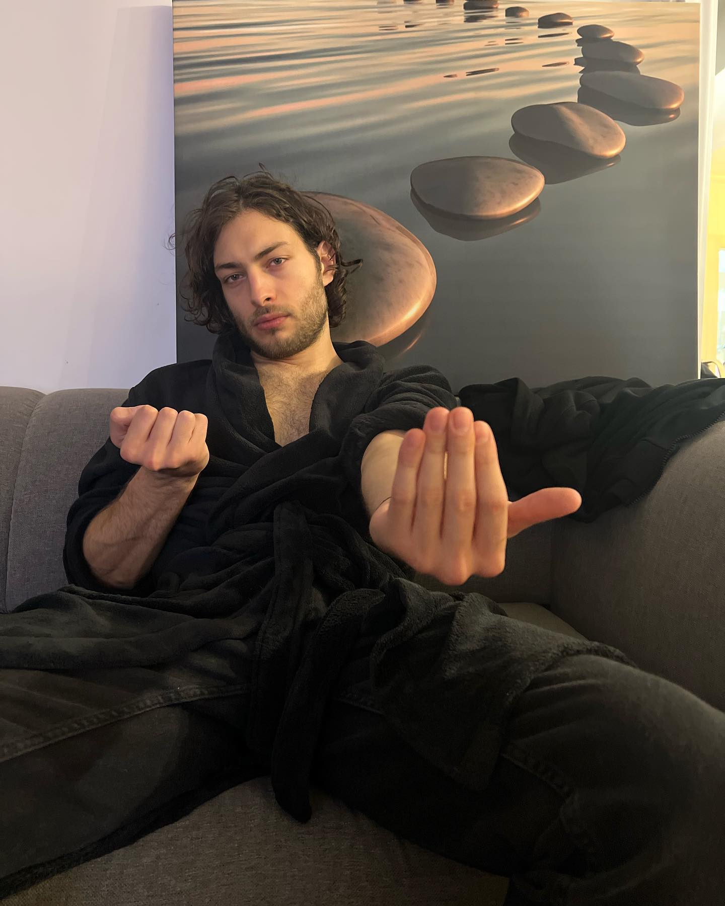 Toto Dumitrescu îi moștenește șarmul și carisma tatălui celebru