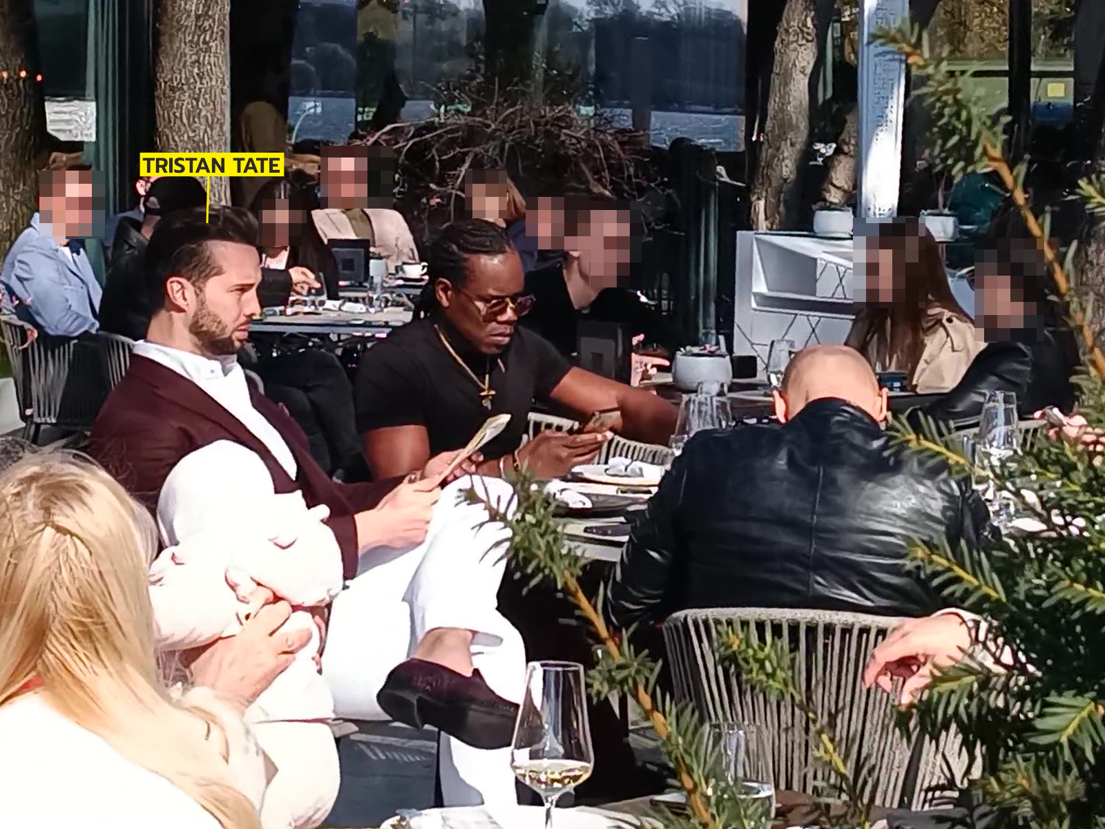 Tristan Tate a ieșit cu prietenii în oraș 