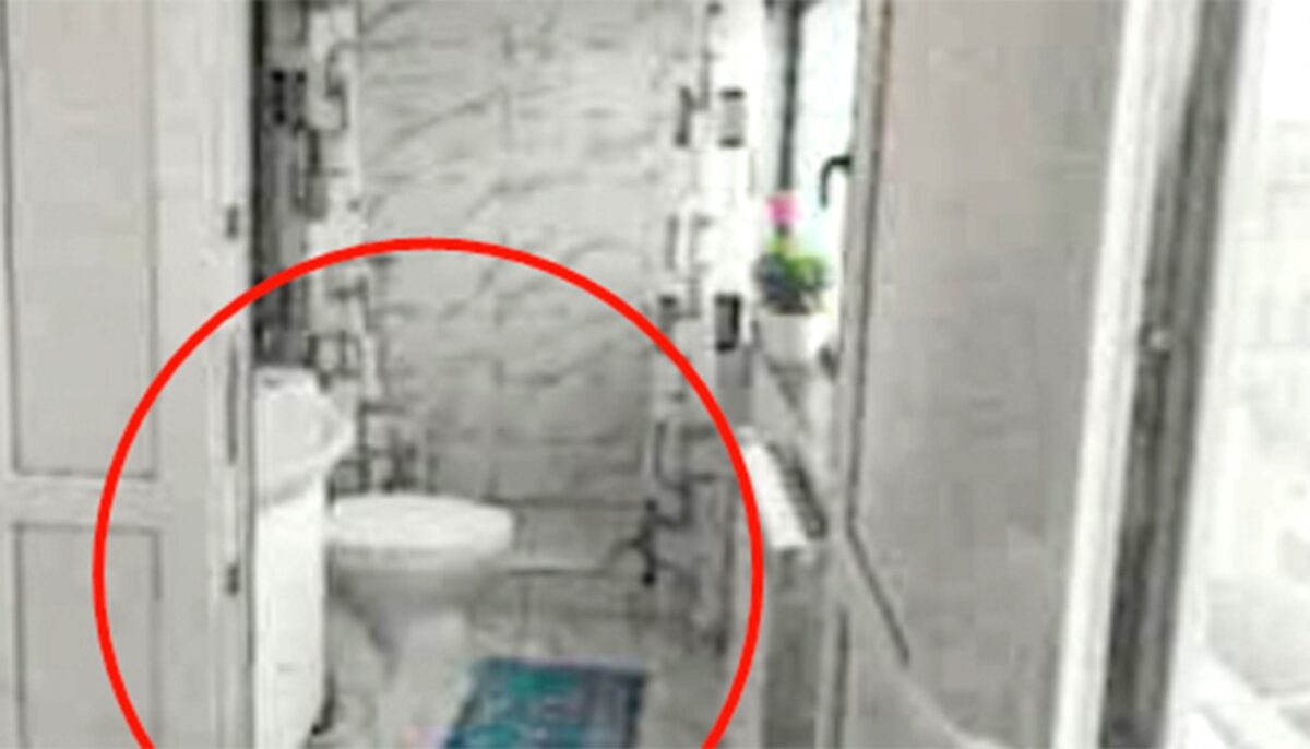 Banc?! Nu, este un caz real din Vaslui: Un locatar și-a montat WC în balcon!
