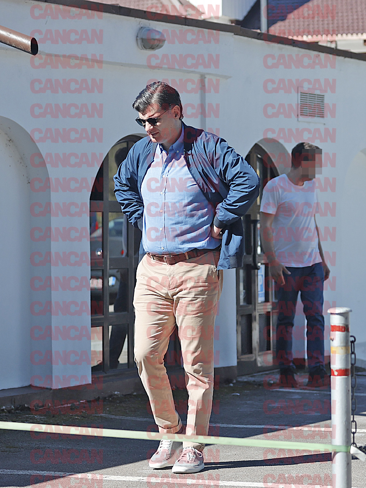 Milionarul a inspectat zona și părea destul de îngândurat