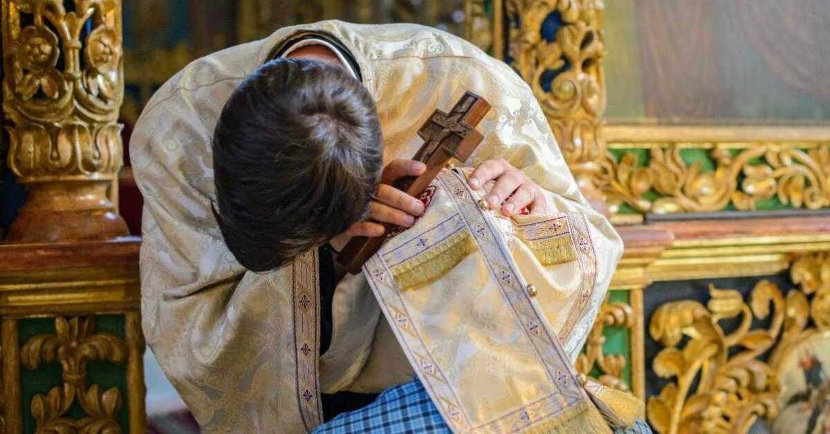 O femeie de 87 de ani, în cârje, a fost gonită de preotul la care s-a dus să se spovedească. Motivul invocat de cleric a stârnit furia Arhiepiscopiei Tomisului