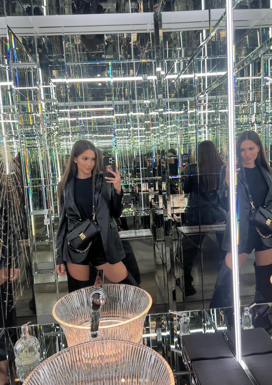 Alexandra Ciomag la restaurant/foto: captură Instagram