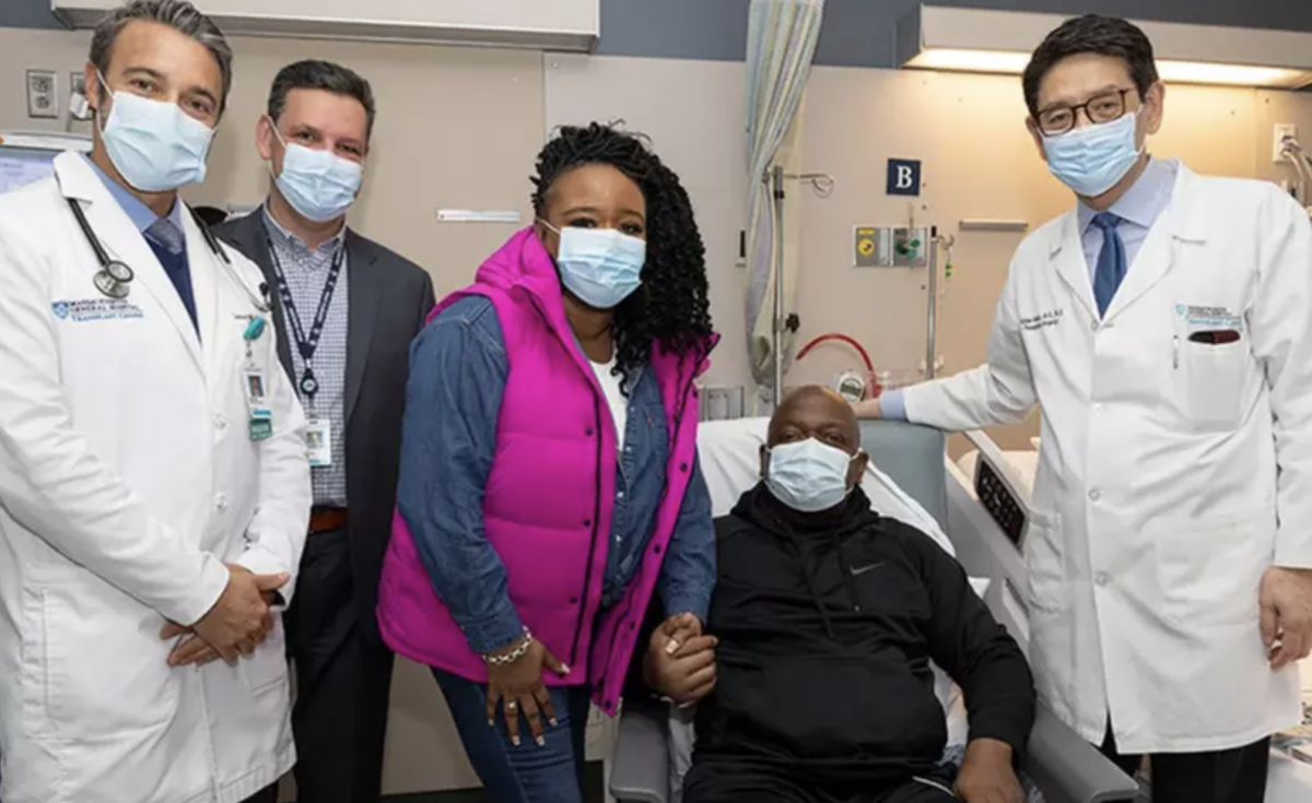 Imagine Stire Premieră medicală! Primul pacient din lume căruia medicii i-au transplantat un rinichi de porc a fost externat | 2review.ro