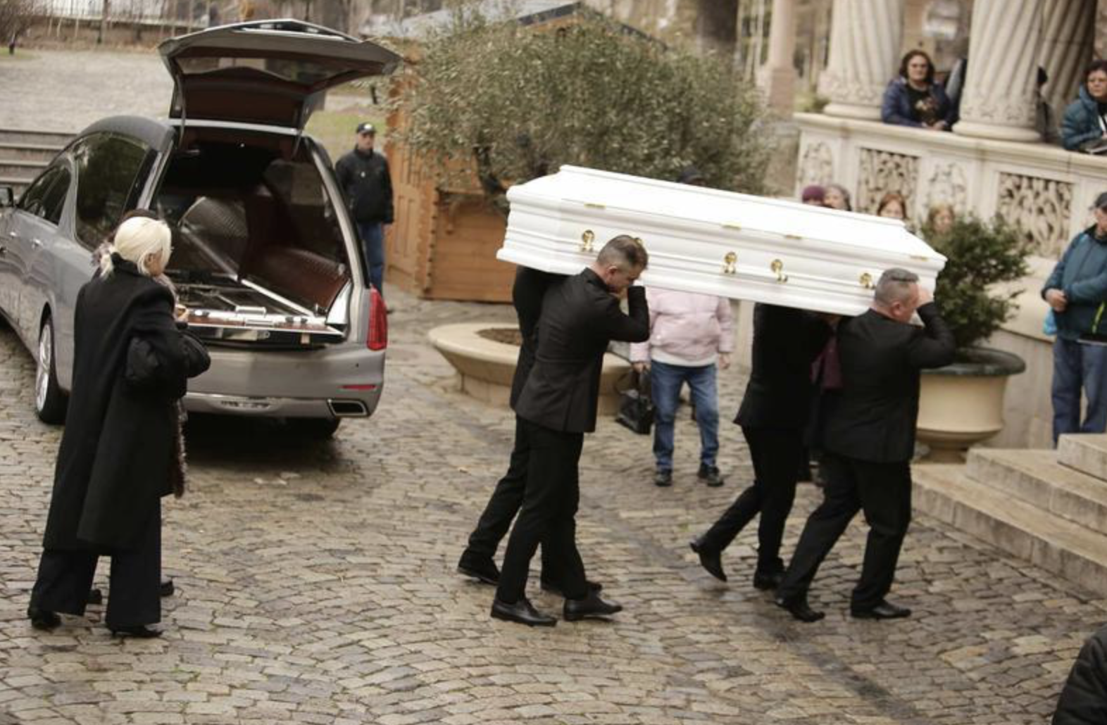 Sicriul în care a fost condusă pe ultimul drum Mărioara Roman