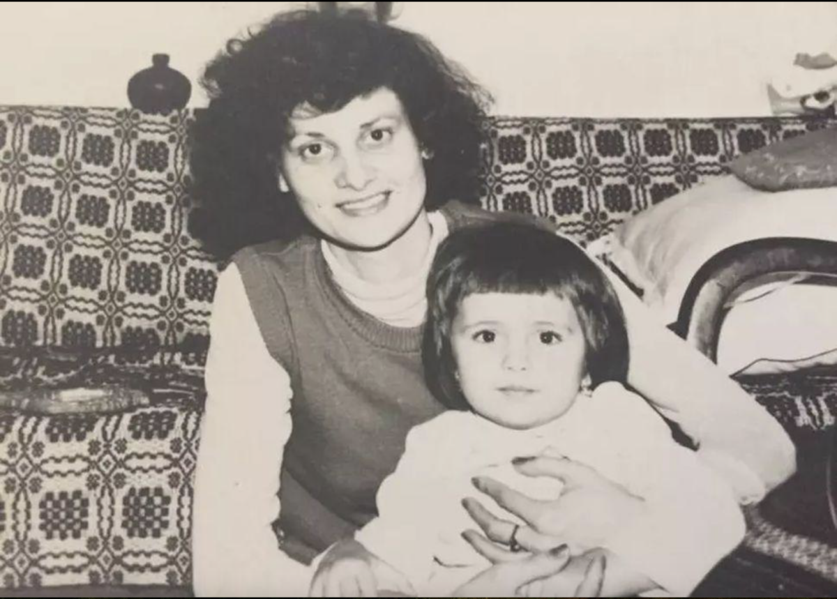 Imagine Stire Recunoști fetița adorabilă din imagine?! Acum este una dintre cele mai iubite prezentatoare TV | 2review.ro