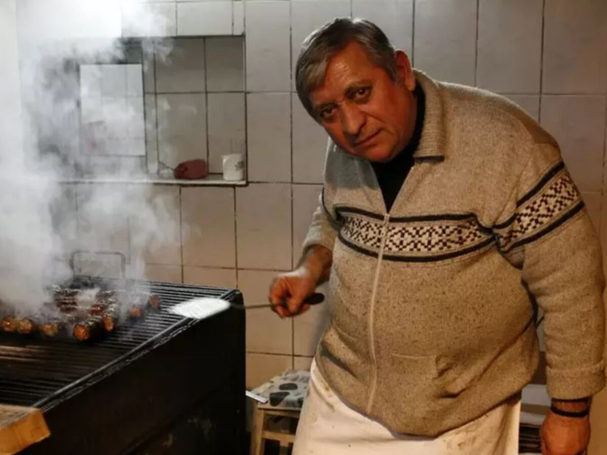 Sandu Cocoșatu’ a dezvăluit rețeta secretă pentru cei mai gustoși mici! Dai lovitura cu ei la grătarul de 1 Mai