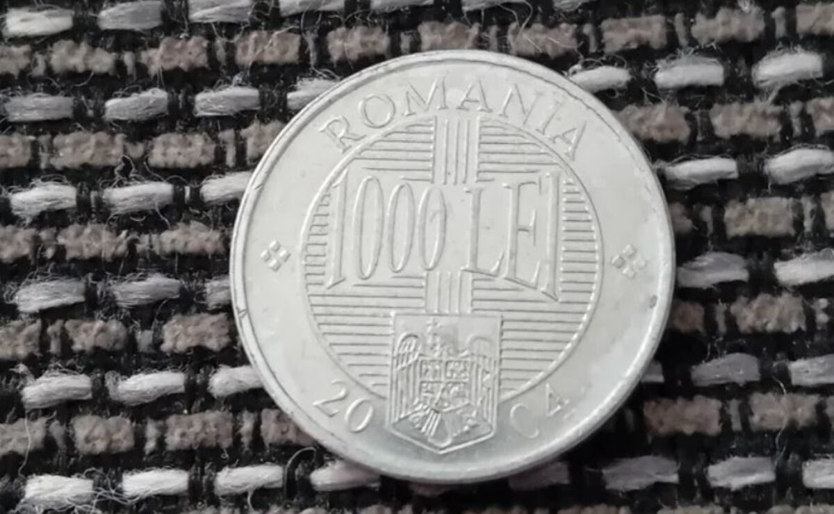 Mai ai așa ceva acasă? Prețul ireal la care se vinde o monedă de 1.000 de lei din anul 2004, acum, la două decenii distanță