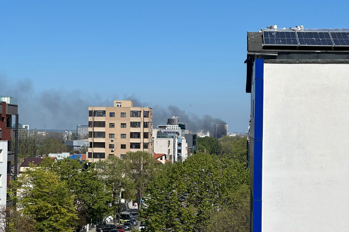 NEWS ALERT! Arde un celebru hotel din Mamaia! S-a intervenit de urgenţă. FOTO