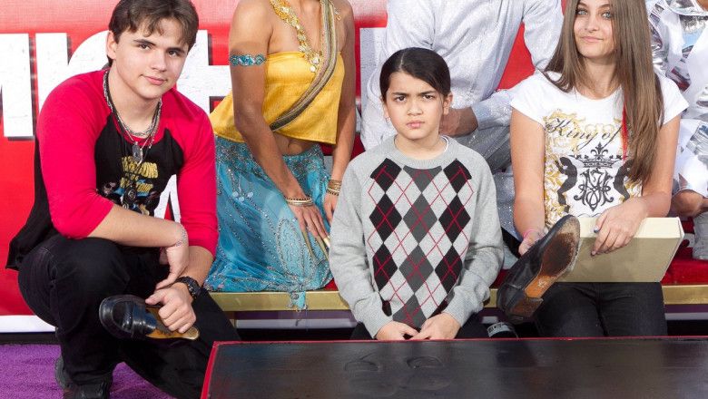 Imagine Stire Cum arată acum cei trei copii ai lui Michael Jackson. Aceștia au participat împreună la un spectacol dedicat tatălui lor | 2review.ro