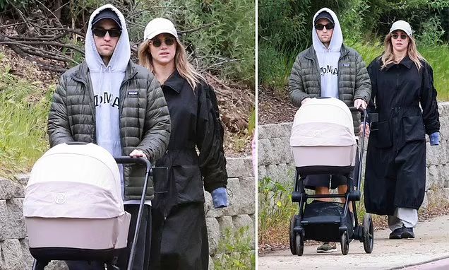 Robert Pattison și iubita lui plimbându-și primul copil. Sursa: Daily Mail