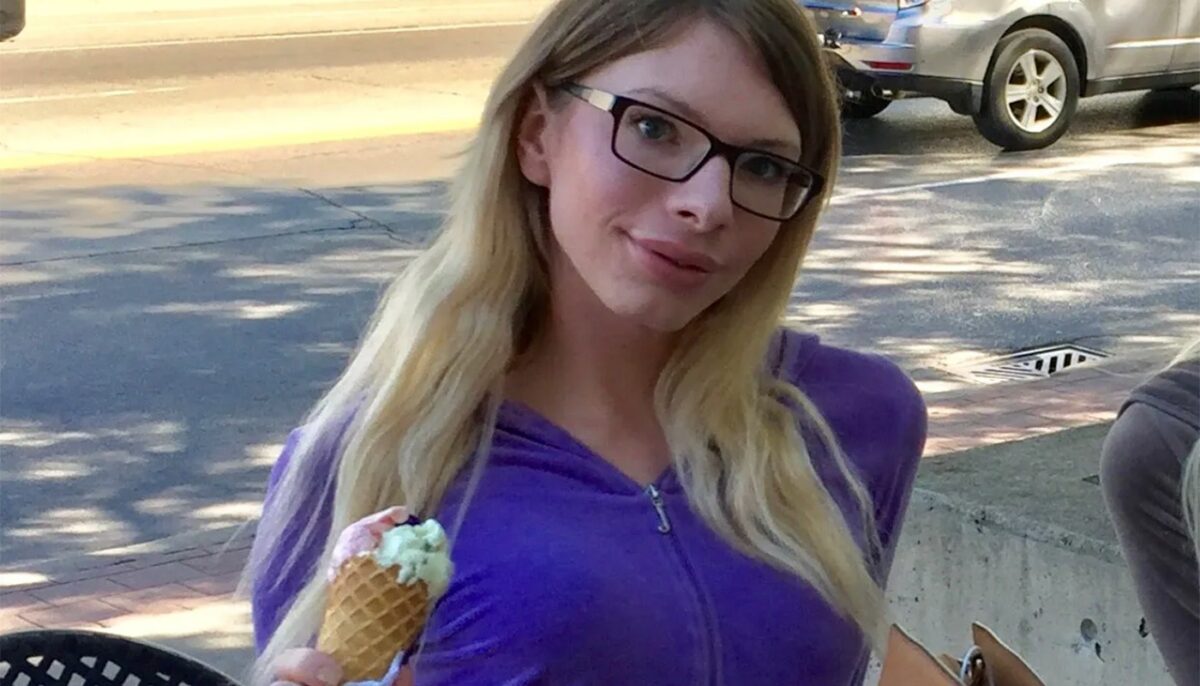 Imagine Stire Tânăra din imagine a plătit 50.000$ pentru a arăta ca Marilyn Monroe, dar acum regretă decizia. Cum arată, de fapt | 2review.ro