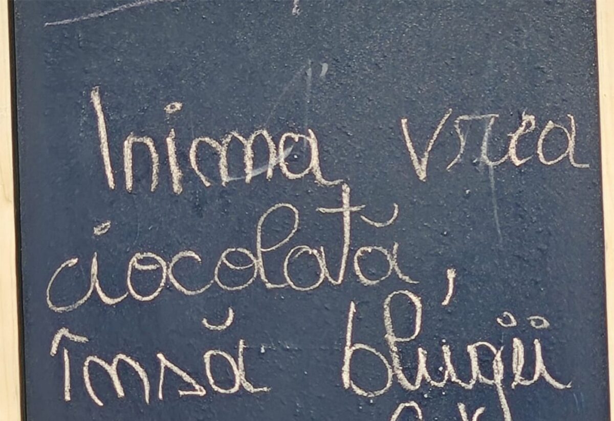 Imagine Stire Anunțul devenit viral, postat de managerul unui restaurant din Botoșani: „Inima vrea ciocolată, însă blugii cer..” | 2review.ro