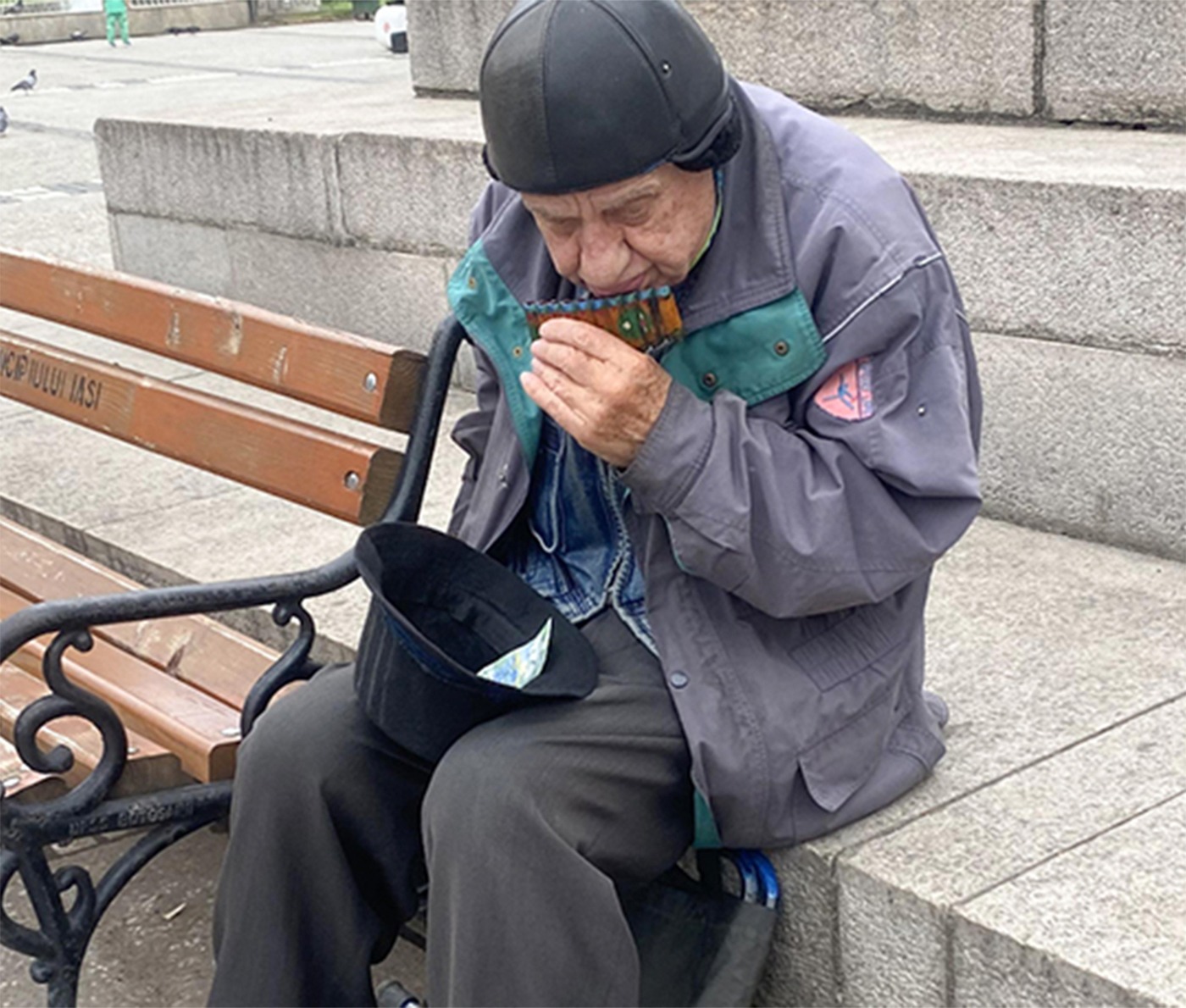 Cerșetorul din imagine este Paul Gherman/foto: BZI