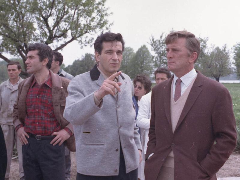 Imagine Stire Kirk Douglas, la un pas să joace în pelicula românească ,,Dacii”: „Noi eram duși cu camionul la filmare, ei veneau cu Mercedesul” | 2review.ro