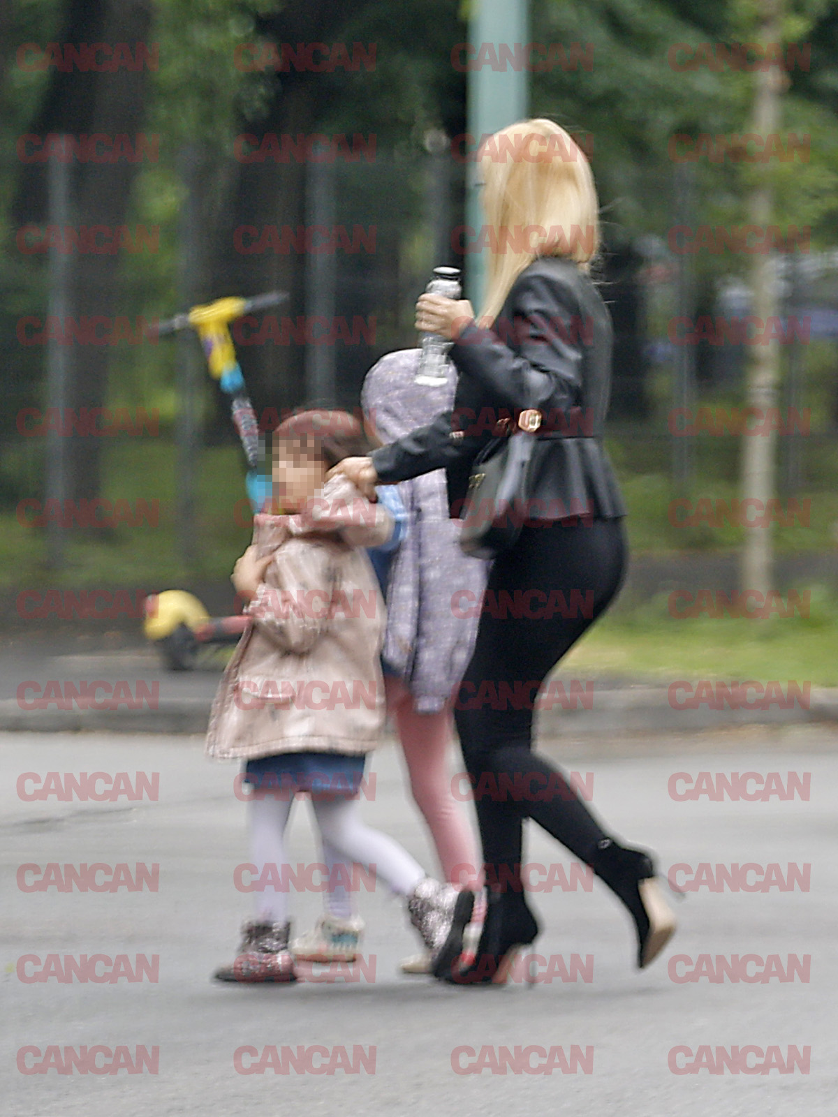 Andreea Bălan traversează neregulamentar strada cu cele două fetițe