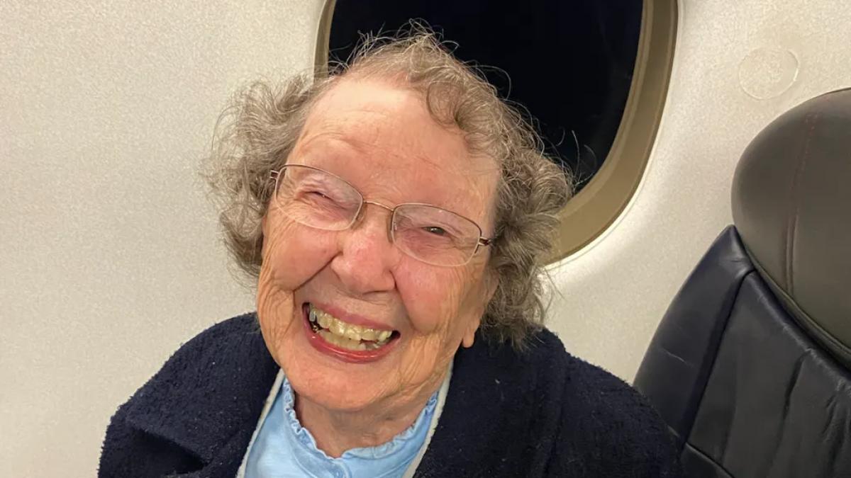 Imagine Stire Această femeie este confundată cu un bebeluș de fiecare dată când călătorește cu avionul, numai că Patricia are 101 ani. „A fost amuzant” | 2review.ro