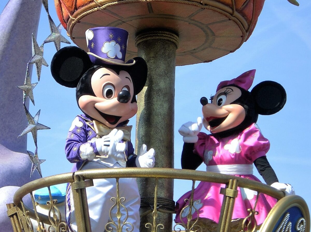 Furtul, dus la alt nivel de doi români! S-au folosit de personajele Disney – Minnie și Mickey Mouse – ca să le goleasca buzunarele italienilor