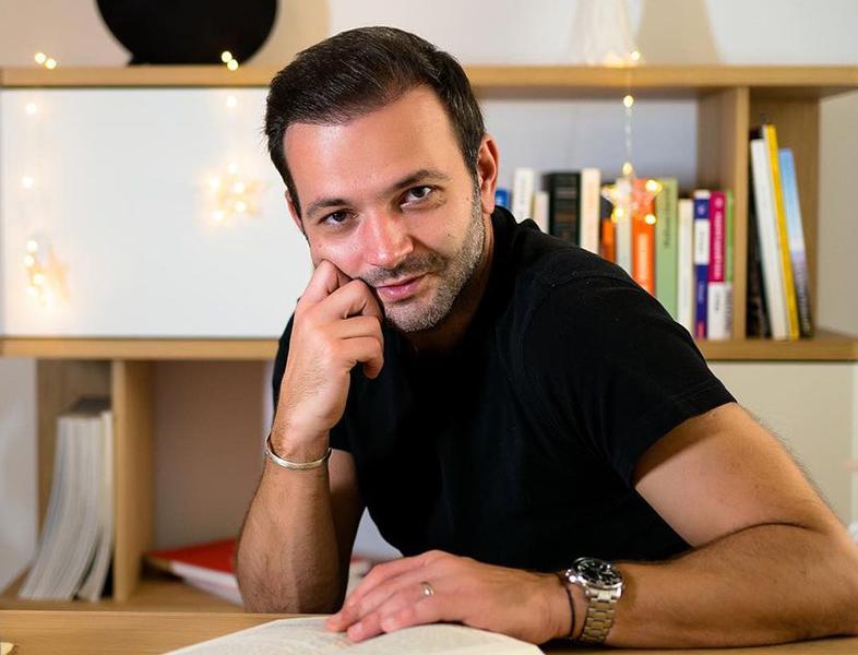 Cât de diferită este interacțiunea dintre prezentator și invitat în cadrul podcastului, față de tv 