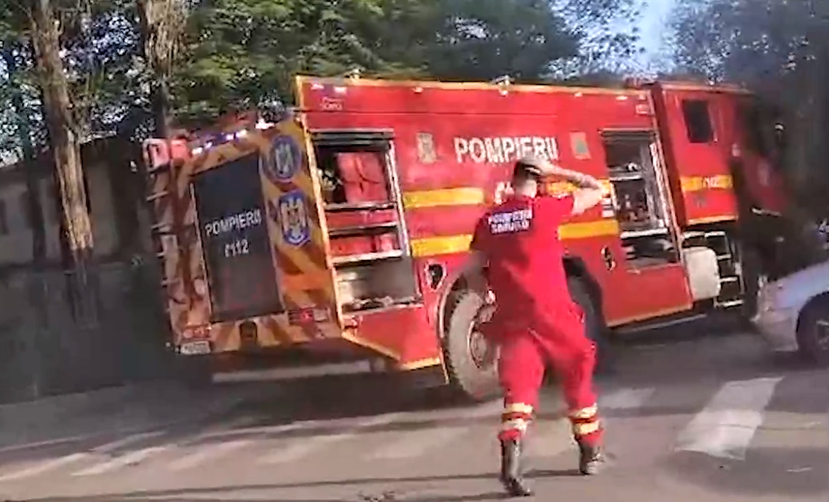 Incendiu de proporții la o grădiniță din Berceni. Peste 20 de mașini de pompieri încearcă să stingă focul