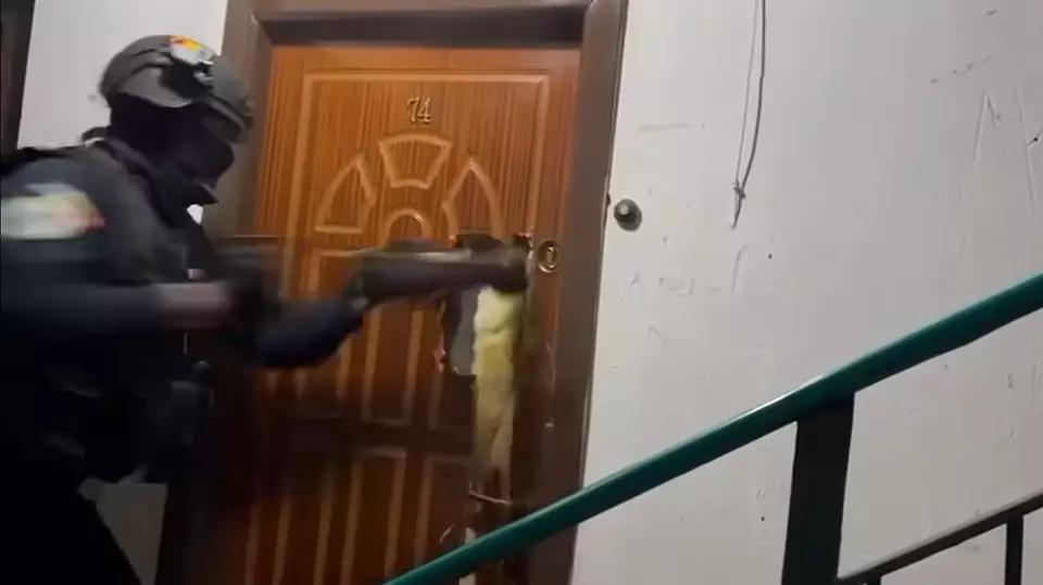 Imagini virale cu mascații! Videoclipul de doar 5 secunde care i-a amuzat copios pe români. „La interfon mai sunați?”