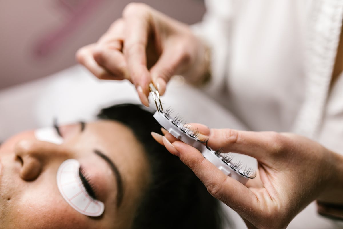 Ireal! Ce a putut să facă o clientă supărată că nu a fost primită la programarea pentru gene. Cosmeticiana a crezut că e o glumă