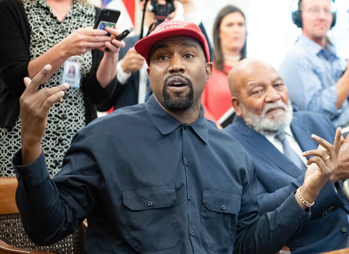 Imagine Stire Kanye West, pus la zid de un fost angajat. Acesta l-a acuzat pe celebrul rapper de rasism şi antisemitism: ,,Dacă sunteți grași, vă concediez!” | 2review.ro