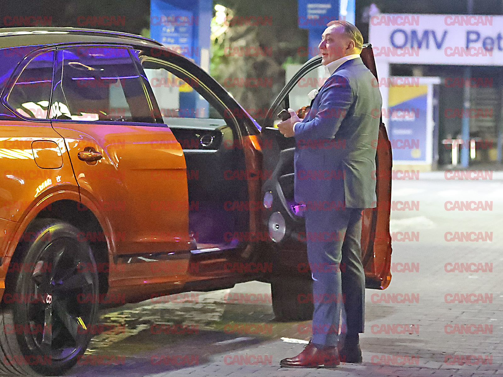 Vali Vijelie s-a întâlnit cu bruneta la o benzinărie