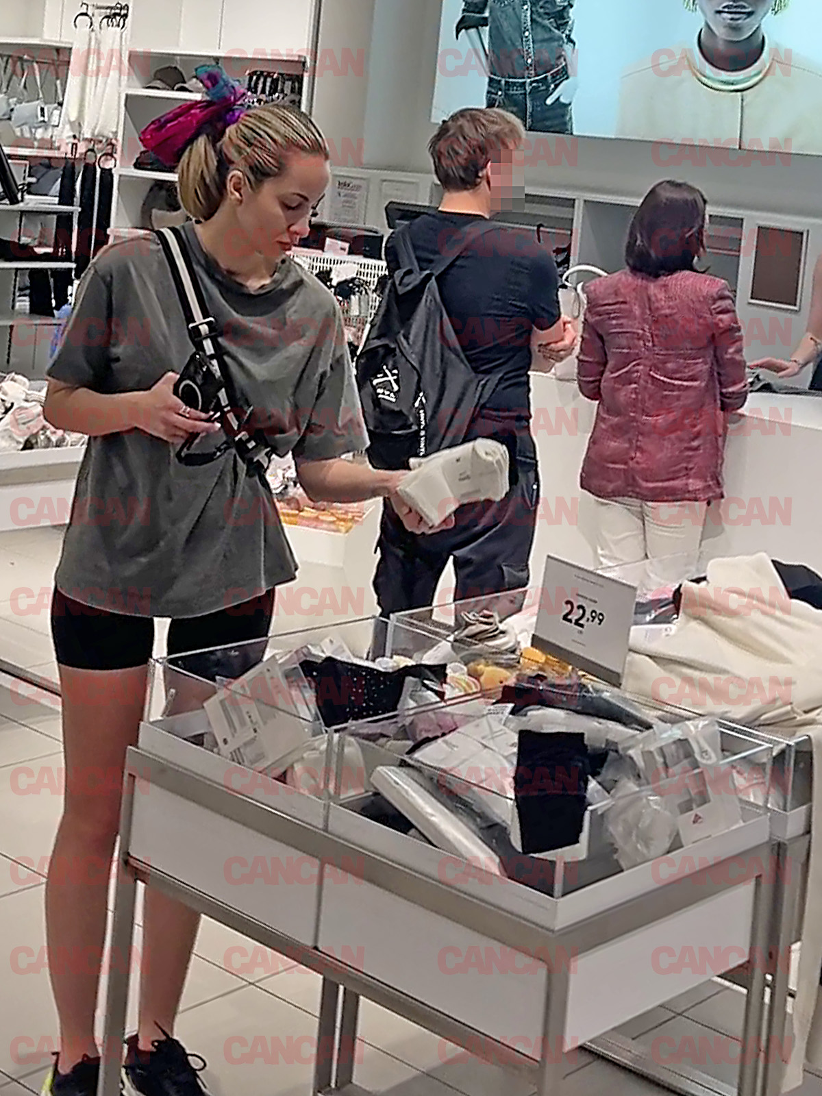 Otniela a fost captivată de câteva perechi de șosete.