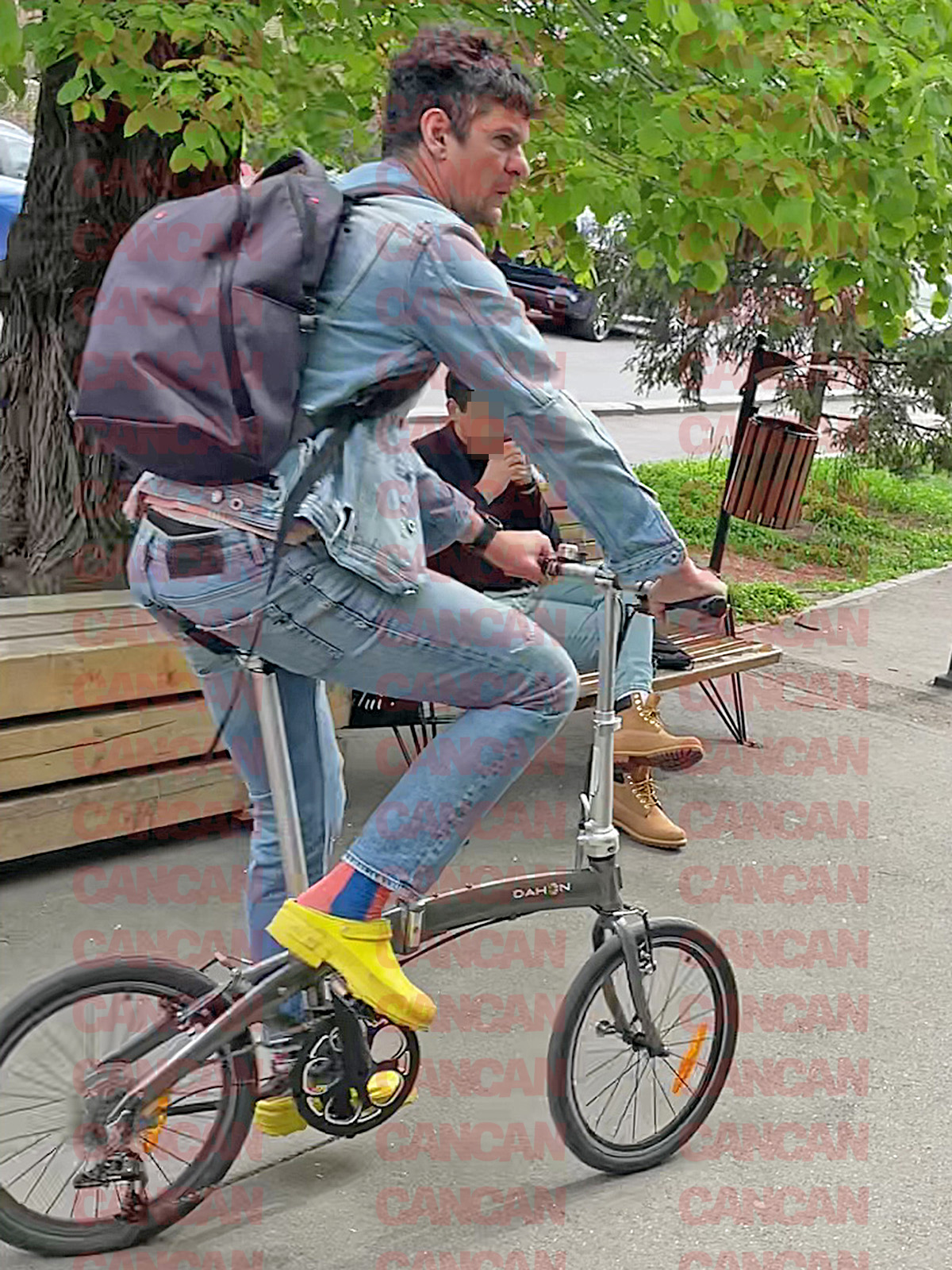 Tudor Chirilă așa cum nu l-ați mai văzut. În șlapi pedalând bicicleta