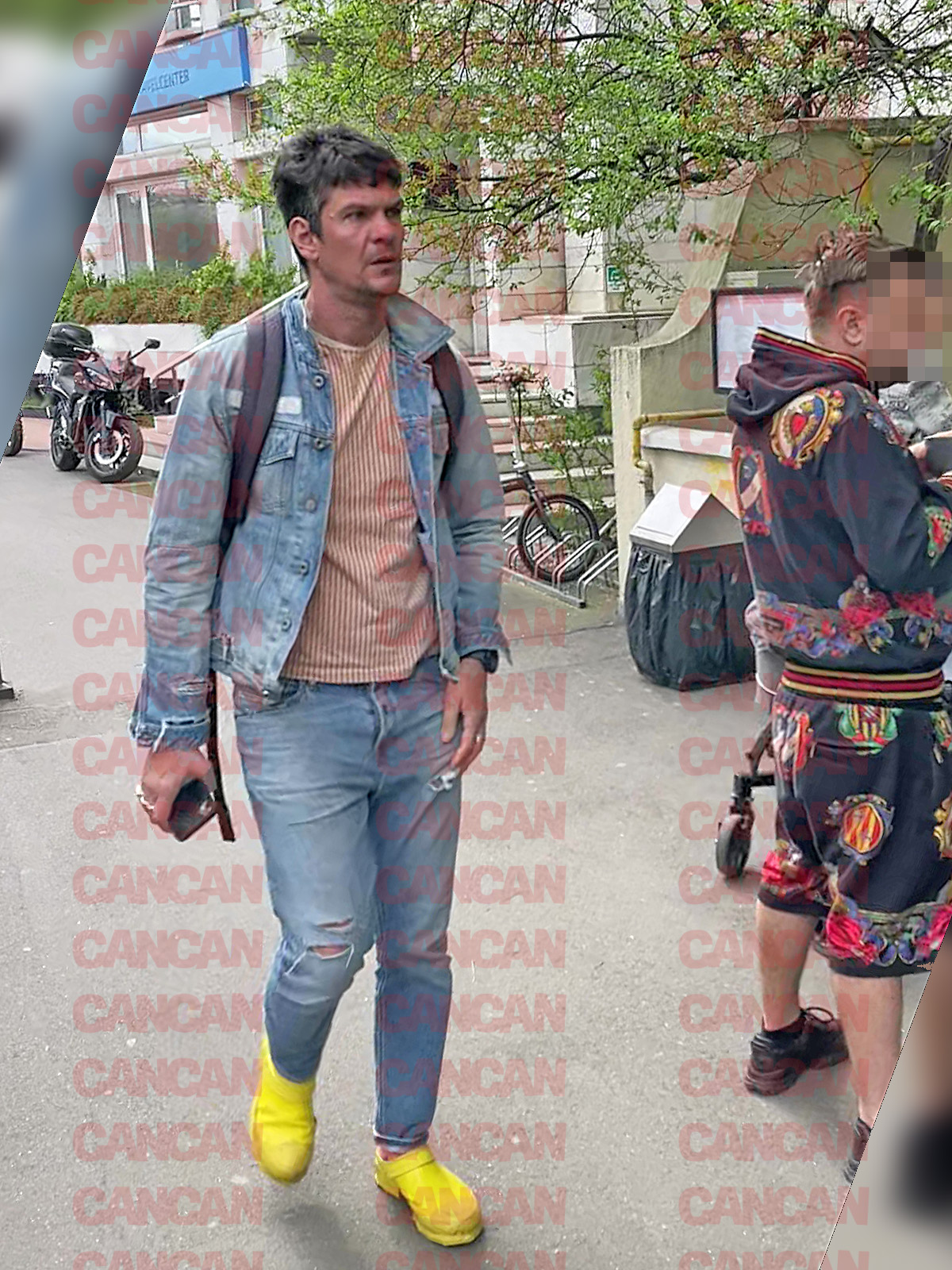 Solistul Vama Veche îmbrăcat de sute de euro la o cafenea de fițe din Capitală