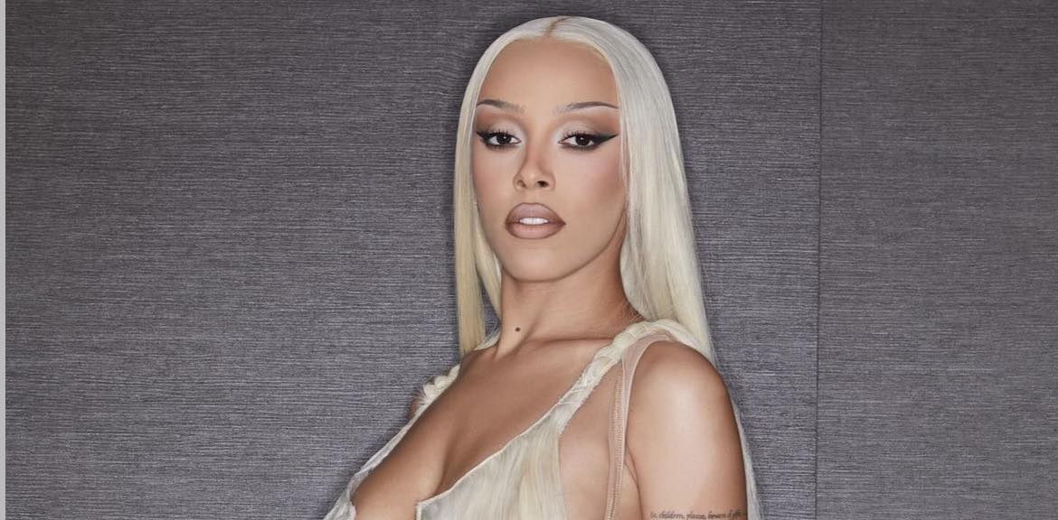 Imagine Stire Cea mai „păcătoasă” apariție în prag de Paște! Cum s-a lăsat „atinsă” de aparatul foto Doja Cat | 2review.ro