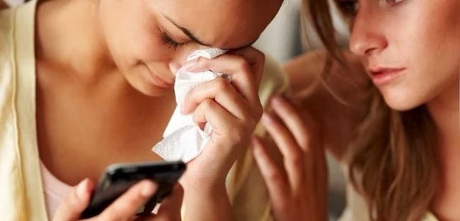 Escrocul de pe Tinder lovește din nou! Metoda inedită prin care a obținut 80.000 de lire de la mai multe femei, care credeau că au întâlnit dragostea adevărată