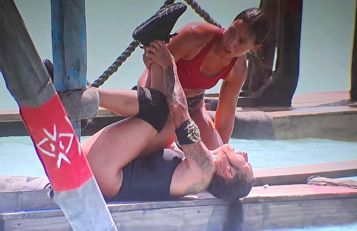Imagine Stire Zanni a vrut să-i ofere primul ajutor Anei Porgras, dar nu a putut-o căra, pentru că e prea scund. Scene de-a râsu’-plânsu’ la Survivor All Stars | 2review.ro