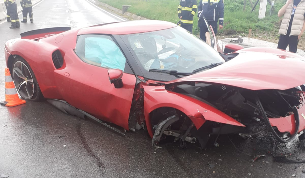 Un Ferrari s-a transformat în morman de fiare într-o fracțiune de secundă! Bolidul de lux s-a făcut praf pe o șosea din Cluj