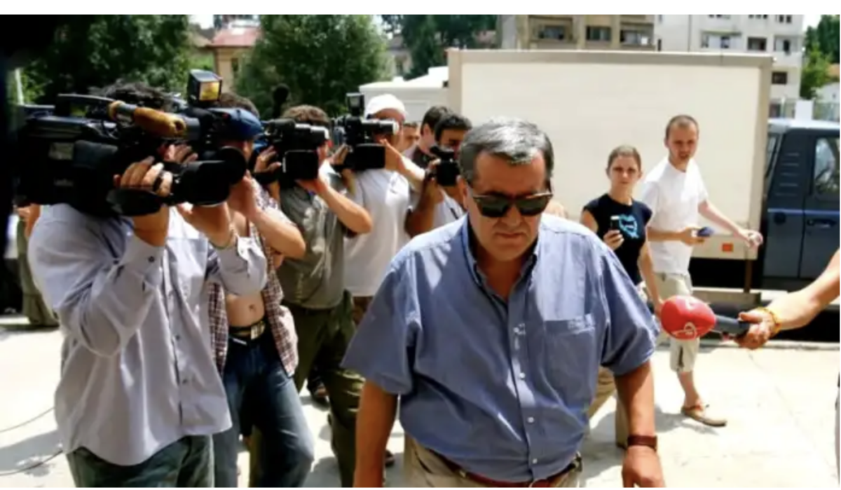 Era unul dintre cei mai cunoscuţi milionari, dar acum a ajuns falit. Soţia i-a luat toată averea şi suferă de demenţă