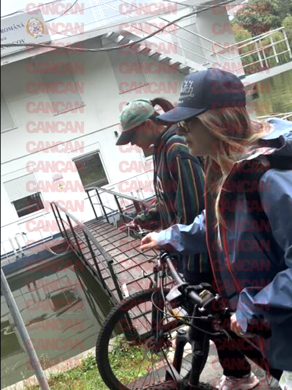 Fetele s-au plimbat minute în șir în parc cu bicicletele Foto CANCAN.RO