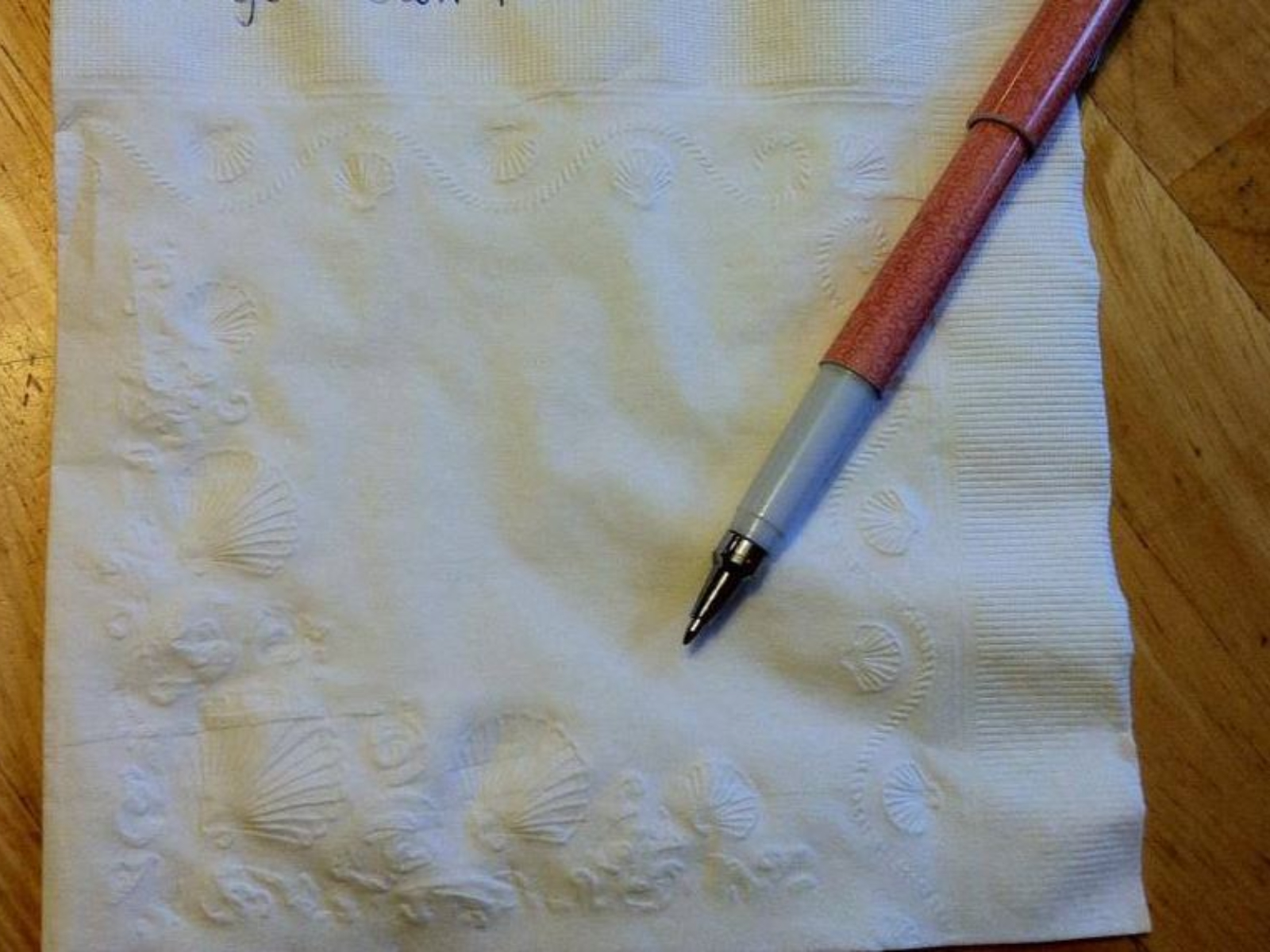 Ce scrie, de fapt, pe cel mai scump șervețel din lume. S-a vândut cu peste 700.000 de lire sterline. VIDEO