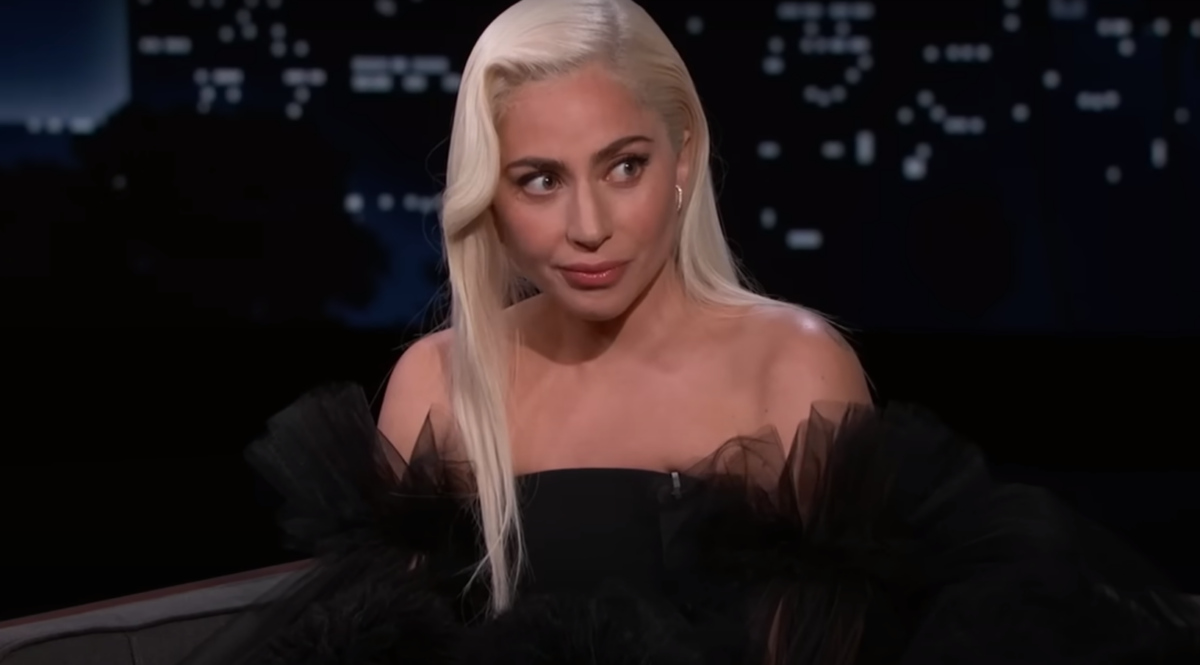 Lady Gaga a purtat o ținută uluitoare pe covorul roșu! Hainele futuriste cu piese de mașină care au atras toate privirile