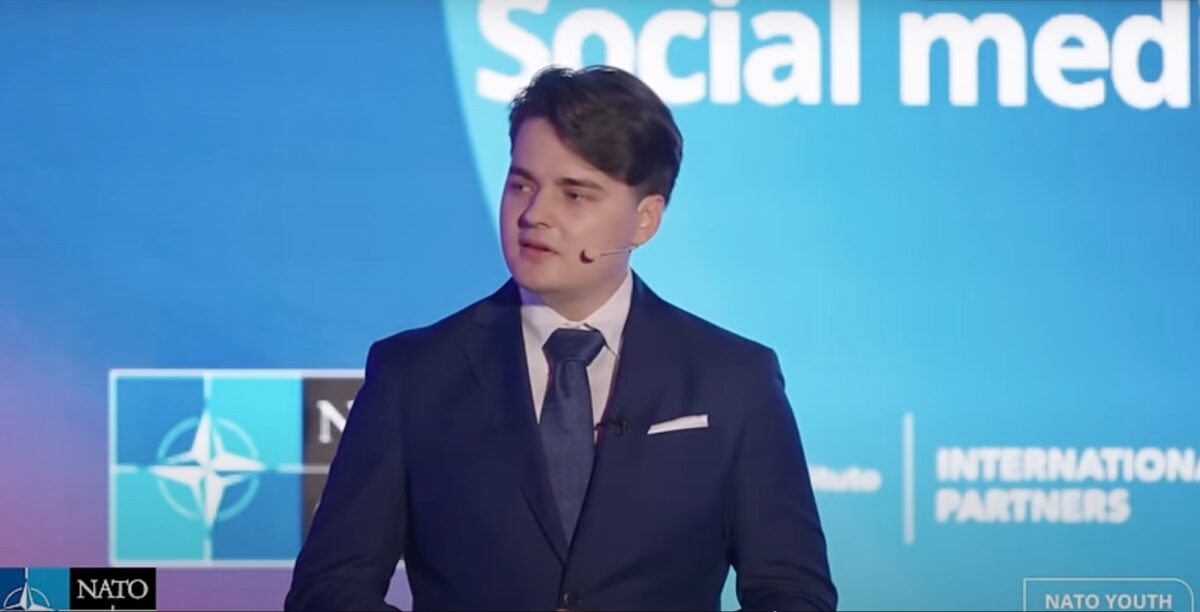 Imagine Stire Selly, discurs istoric la Summitul NATO Pentru Tineret 2024, de la Miami: „Dacă vrei ca extremiștii să prospere, cenzurează-i!” | 2review.ro